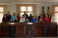 Poder Legislativo de Getúlio Vargas recebe alunos da Escola Municipal 15 de Novembro